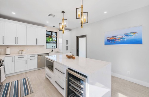 Flamingo Parks House | NEW Reno! Sleeps 14 + Heated Pool + 5 min to downtown!