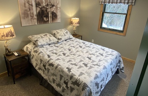 Columbia House | Newly remodeled cozy camp, close to town, trail access