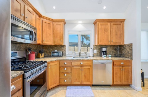 South Harwich House | Newly Updated Central AC Sunroom Great Yard