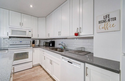 North Palm Beach House | North Palm Beach Getaway House, Close To Beaches!☀️