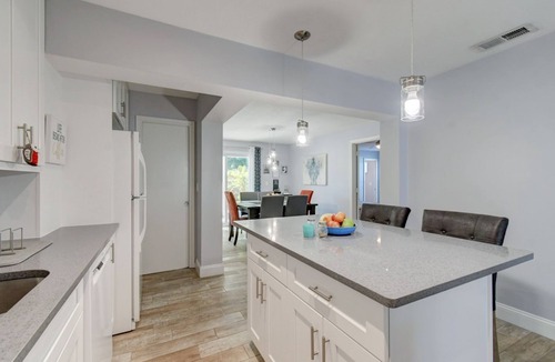 North Palm Beach House | North Palm Beach Getaway House, Close To Beaches!☀️