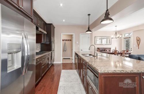 Craigleith Ski Chalet | Northwinds Ridge Chalet - Blue Mountain Fall Escape w Hot Tub