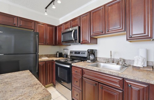 Cocoa Beach Hotel | Ocean Landings Resort and Racquet