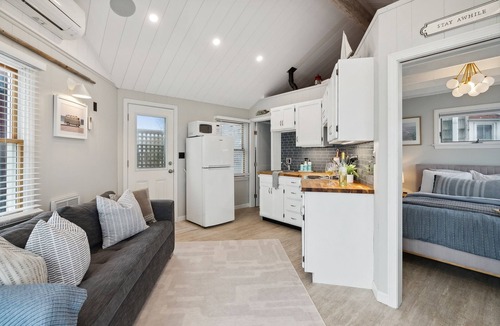 York Beach House | Oceanfront Cottage on Long Sands Beach - Sleeps 4
