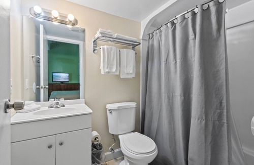 Fort Pierce Hotel | Oceanfront Inn, Standard Room, King Bed, Town View, #11