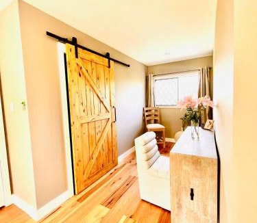 Regional District of Nanaimo Bed & Breakfast | Oceanside Manor - Fancy Room - Golf course & Beach View
