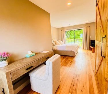 Regional District of Nanaimo Bed & Breakfast | Oceanside Manor - Fancy Room - Golf course & Beach View