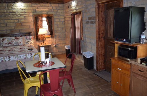 Mulhall Cabin | Off Grid experimental Rock-foam board-rock cabin