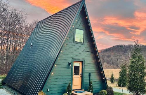 Etlan House | Old Rag Mountain Getaway - WiFi, Smart TV, Fire Pit, Patio, & Full Kitchen