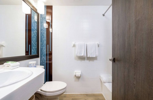 Flagami Hotel | Outdoor Pool And Free Airport Shuttle, Near Cruise Terminal | 4 Relaxing Units