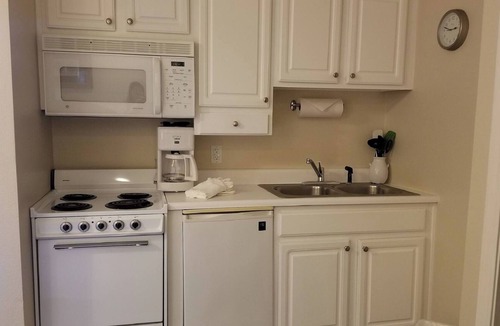 Branson Hotel | Ozark Retreat w/Fireplace & Balcony – Ideal for Scenic Getaways