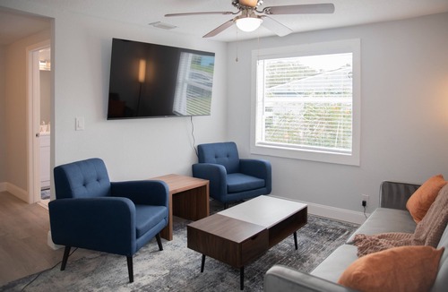 Gifford House | Patio I Firepit I 65” TV w/Netflix I 472mbps I WD