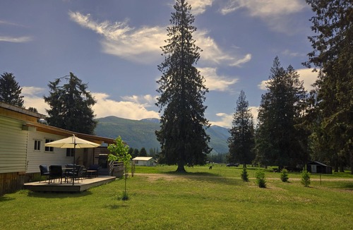 Creston House | Peaceful Cedar Forest Guesthouse On Historic Farm