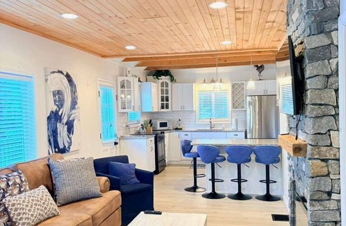 Salem House | Peaceful Lake Front Cottage in Southern NH