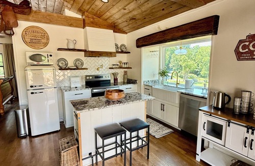 Rockbridge Baths Cabin | Peaceful Mornings & Starlight Nights ! Hot tub ! Or Cool Tub! Fire pit! Pets!