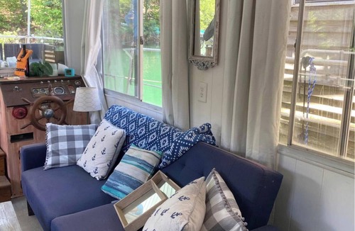 Unaka Boat Rental | Peaceful , nature-focused mountain escape, Relax at 'Gunny’s Anchor Murphy, NC.