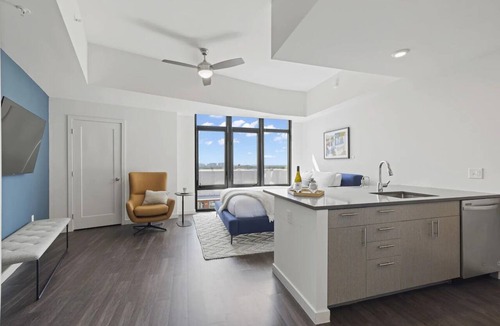 Bluemont Hotel | Perfect DC Getaway | Modern Haven w/Kitchen Near Historic Landmarks & Museums