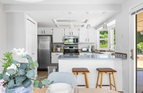 West Valley House | Perfect for Families & Pets, Garage Parking, Stylish Renovation, Sleeps 10