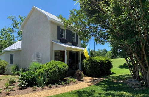 Batesville Cottage | Perfect getaway at foothills of the Blue Ridge Mountains, with gorgeous views!