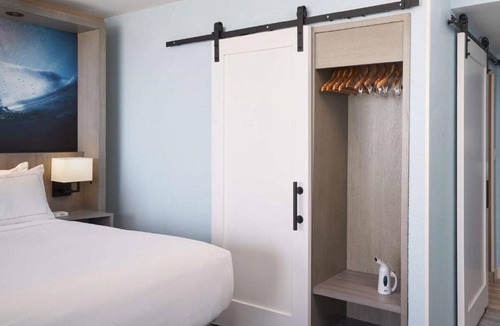 Cocoa Beach Hotel | Perfect Spot for Unwinding | Outdoor Pool, Tiki Grill, Steps to Beach