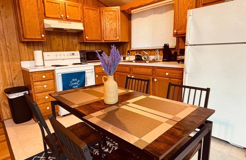 The Woods Cabin | Pet Friendly | 2-Bedroom cabin | Hot tub | Fireplace | BBQ| PS5