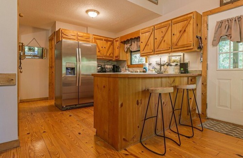 Cleveland House | Pet-friendly 3BR cabin near Helen, wineries, trails, and waterfalls Hiker's Paradise