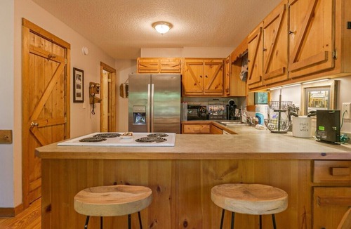 Cleveland House | Pet-friendly 3BR cabin near Helen, wineries, trails, and waterfalls Hiker's Paradise