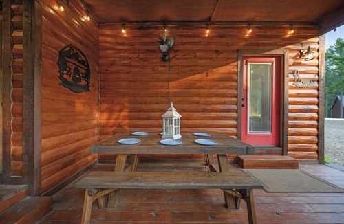 Hochatown Cabin | Pet Friendly Cabin | Walk to Breweries | Hot Tub