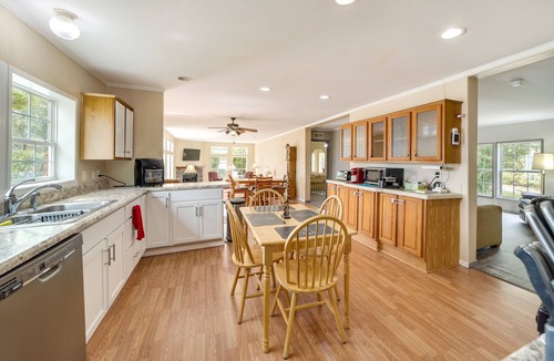 Checotah House | Pet-Friendly Checotah Home w/Deck & Lake Views!