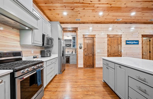 Broken Bow Cabin | Pet Friendly Group Stay with Game Rooms