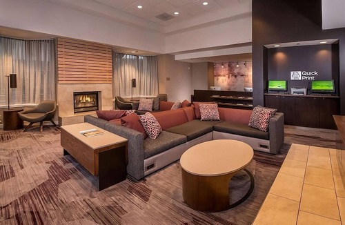 Rosslyn Hotel | Pet Friendly Hotel Near Lincoln Memoria! Onsite Starbucks & Parking!