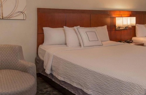 Rosslyn Hotel | Pet Friendly Hotel Near Lincoln Memoria! Onsite Starbucks & Parking!