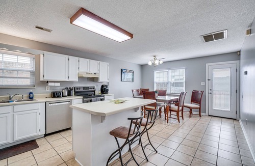 Ashley Oaks House | Pet-Friendly Knoxville Retreat w/Deck + Gas Grill