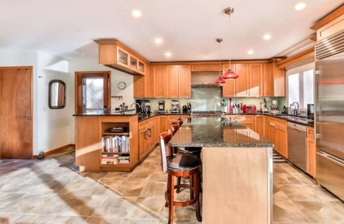 Maplecrest House | Pet friendly mountain house, stunning views, chefs kitchen, mins to Hunter/Windm