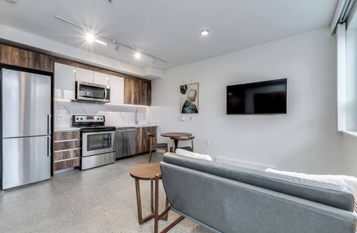 Downtown Vancouver Apartment | Pet Friendly Studio@1170 Barclay
