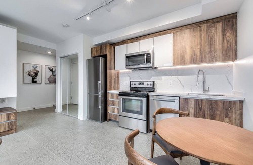 Downtown Vancouver Apartment | Pet Friendly Studio@1170 Barclay