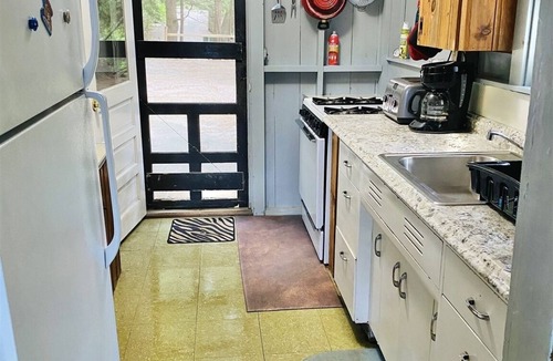 Gray Cottage | PET FRIENDLY WITH A SANDY BEACH AND DOCK