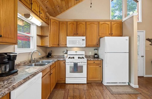 Luray Cabin | Pets? YES! 🐕 Hot Tub. Fire Pit. Pool Table. Steps to River Outfitters.