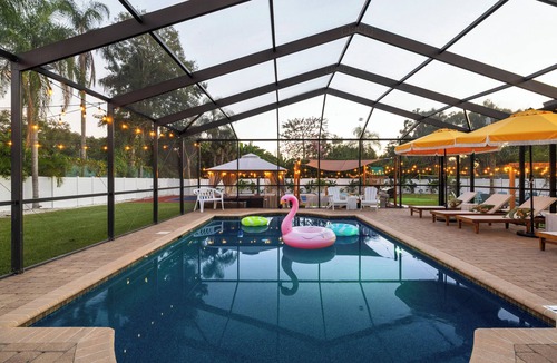 Clearwater House | Pickleball-BBall-Volley-Bocce, Pool & Bar Resort