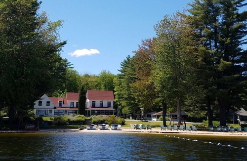 North Sebago Cottage | Pinecone Cottage-Private Beach-Pets Welcome - Round Table Lodge, Sebago, Maine