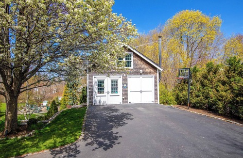 Marshfield Cottage | Ping-Pong & Fire Pit! Renovated Marshfield Cottage