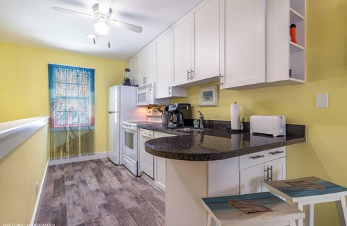 Truman Annex Condo | Poolside Palms