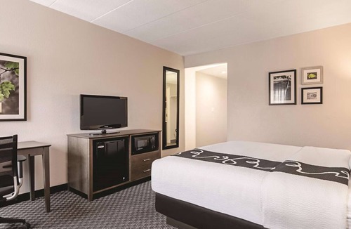 Portland Hotel | Portland Stay with Easy Access to Arts District & Complimentary Breakfast