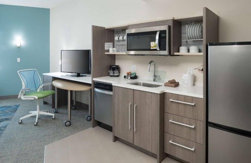 Port Canaveral Hotel | Portside 2 Queen 1BR w/Outdoor Pool | 0.4 mi Oceanside Distillery
