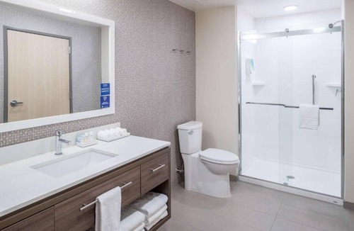 Port Canaveral Hotel | Portside 2 Queen 1BR w/Outdoor Pool | 0.4 mi Oceanside Distillery