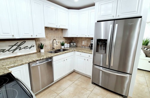 Palm Beach Gardens House | POSHPADZ Hot Tub, Tropical Pool, Pool Floats, 3 Bedrooms, BBQ, Minutes to Beach