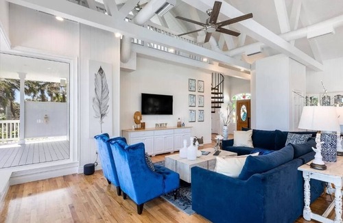 Interchange Square Villa | Prestigious waterfront Villa