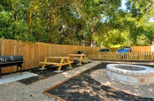 Zilker Apartment | Prime Soco Chic 2BR King Suite w Pool Parking