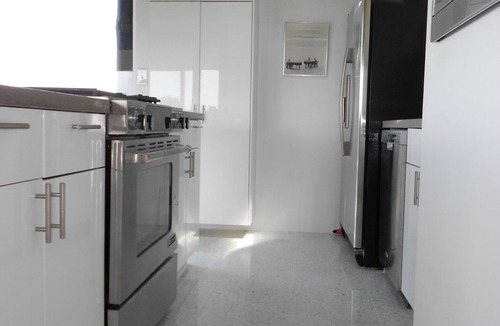 Bridgehampton Cottage | > Prime Waterfront Location, Private, Dock, 5 minute Walk to Ocean & Beach <