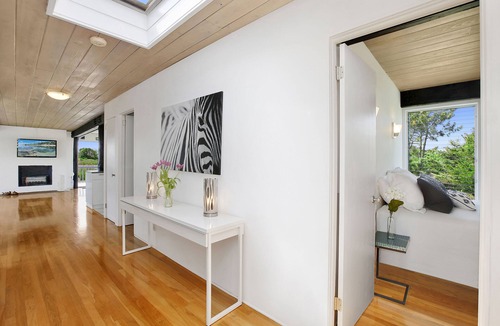 Bridgehampton Cottage | > Prime Waterfront Location, Private, Dock, 5 minute Walk to Ocean & Beach <